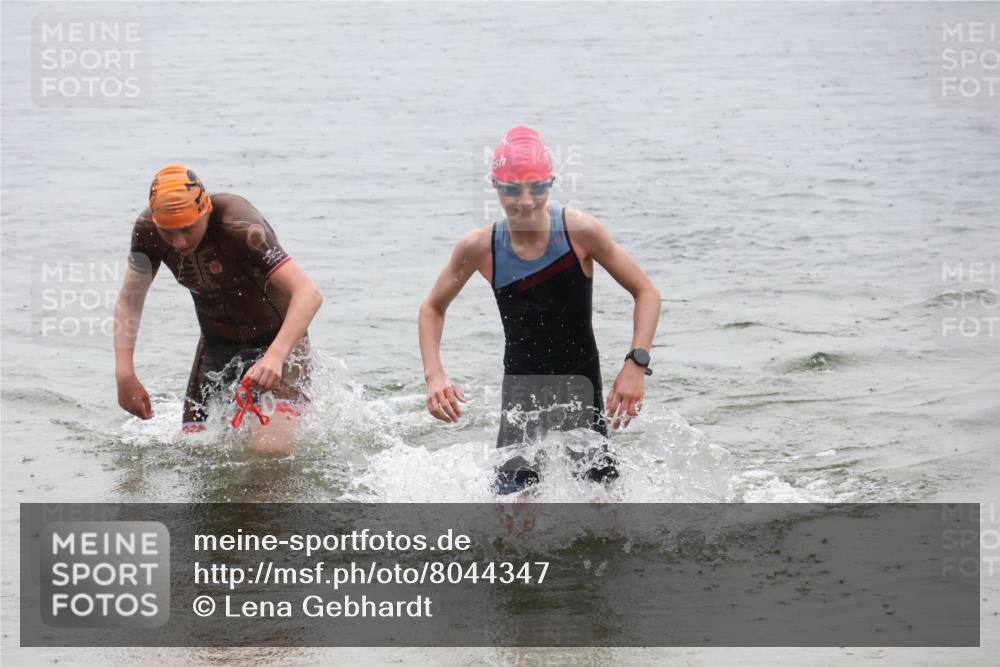 21.06.2025 - 27. Vierlanden-Triathlon Lena Gebhardt http://msf.ph/oto/8044347 15.06.2025 14:39:34 Schwimmen 1333, 1339 meine-sportfotos.de