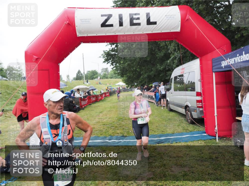 21.06.2025 - 27. Vierlanden-Triathlon MichiJ http://msf.ph/oto/8044350 15.06.2026 13:45:53 Ziel 876 meine-sportfotos.de