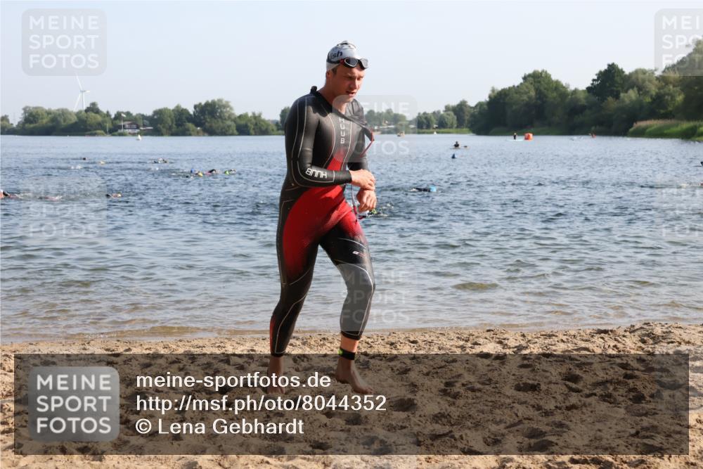 15.06.2025 - 27. Vierlanden-Triathlon Lena Gebhardt http://msf.ph/oto/8044352 15.06.2025 08:35:12 Schwimmen 12, 54, 64 meine-sportfotos.de