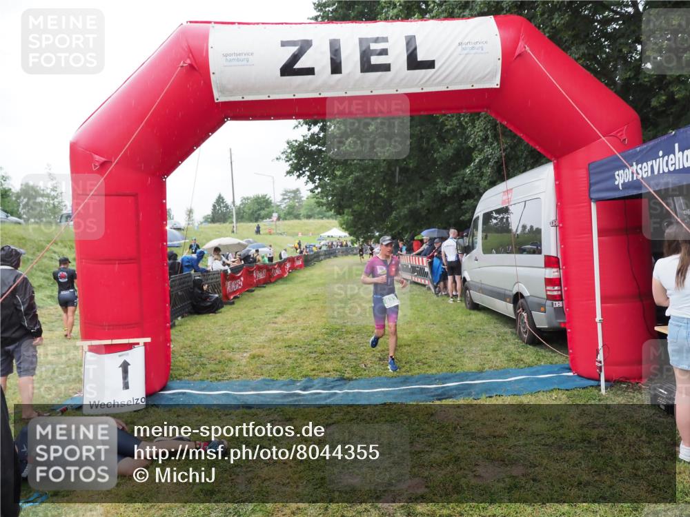 21.06.2025 - 27. Vierlanden-Triathlon MichiJ http://msf.ph/oto/8044355 15.06.2026 13:45:58 Ziel 833, 876 meine-sportfotos.de