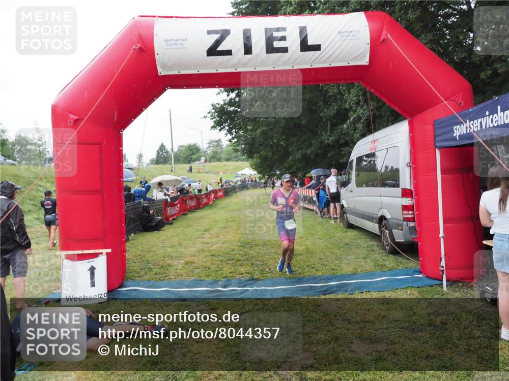 21.06.2025 - 27. Vierlanden-Triathlon MichiJ http://msf.ph/oto/8044357 15.06.2026 13:45:58 Ziel 833, 876 meine-sportfotos.de