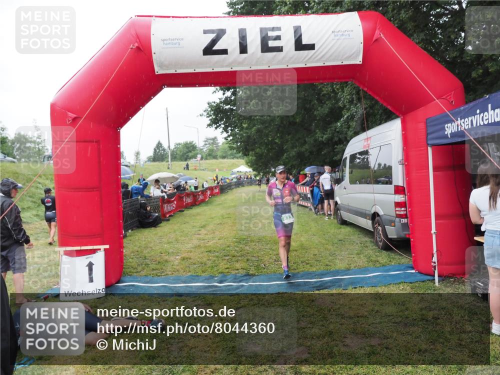 21.06.2025 - 27. Vierlanden-Triathlon MichiJ http://msf.ph/oto/8044360 15.06.2026 13:45:58 Ziel 833, 876 meine-sportfotos.de