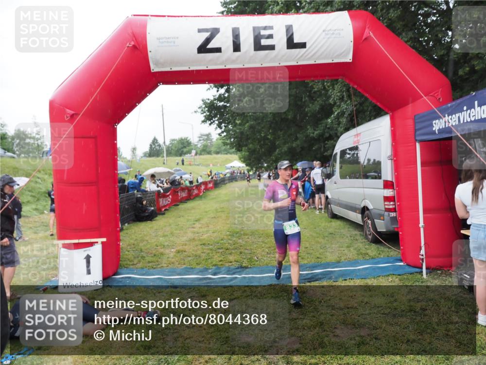 21.06.2025 - 27. Vierlanden-Triathlon MichiJ http://msf.ph/oto/8044368 15.06.2026 13:45:59 Ziel 833, 876 meine-sportfotos.de
