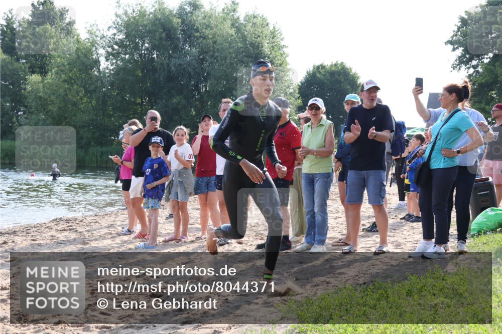 15.06.2025 - 27. Vierlanden-Triathlon Lena Gebhardt http://msf.ph/oto/8044371 15.06.2025 08:35:30 Schwimmen 6, 21, 47, 75, 85, 158 meine-sportfotos.de