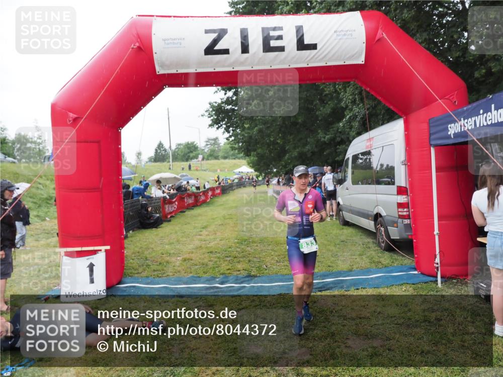 21.06.2025 - 27. Vierlanden-Triathlon MichiJ http://msf.ph/oto/8044372 15.06.2026 13:45:59 Ziel 833, 876 meine-sportfotos.de