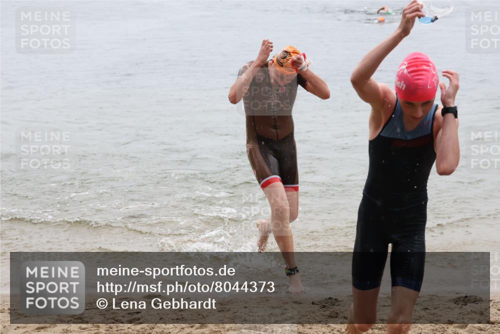 21.06.2025 - 27. Vierlanden-Triathlon Lena Gebhardt http://msf.ph/oto/8044373 15.06.2025 14:39:37 Schwimmen 1333, 1339 meine-sportfotos.de