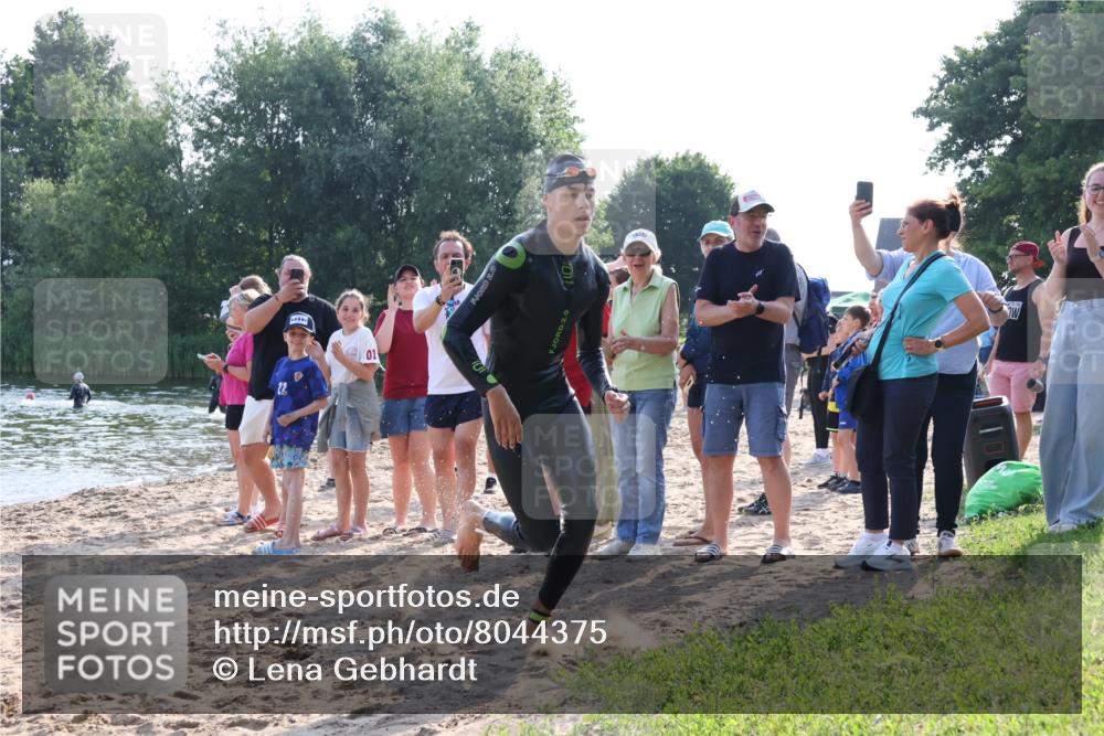 15.06.2025 - 27. Vierlanden-Triathlon Lena Gebhardt http://msf.ph/oto/8044375 15.06.2025 08:35:30 Schwimmen 6, 21, 47, 75, 85, 158 meine-sportfotos.de
