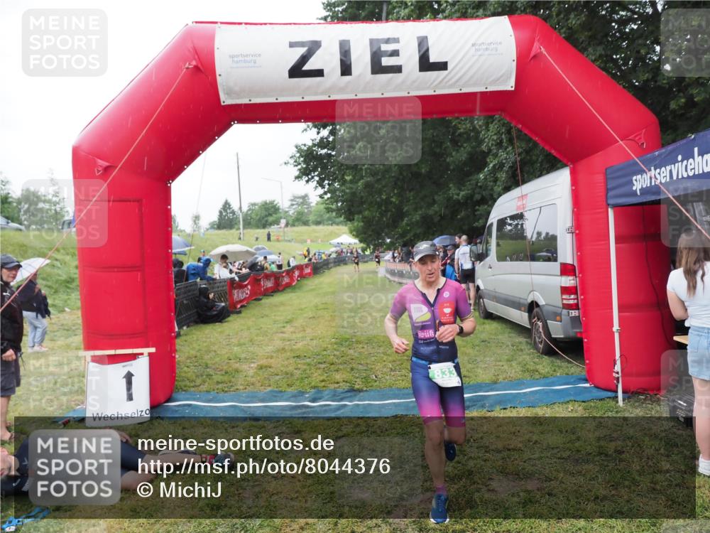 21.06.2025 - 27. Vierlanden-Triathlon MichiJ http://msf.ph/oto/8044376 15.06.2026 13:45:59 Ziel 833, 876 meine-sportfotos.de