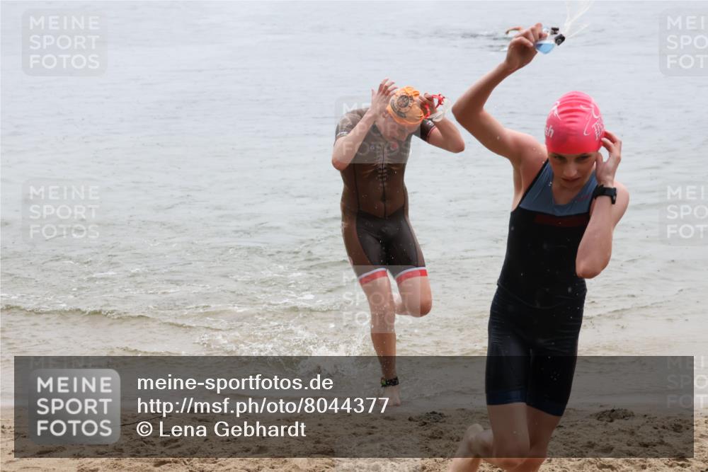 21.06.2025 - 27. Vierlanden-Triathlon Lena Gebhardt http://msf.ph/oto/8044377 15.06.2025 14:39:37 Schwimmen 1333, 1339 meine-sportfotos.de
