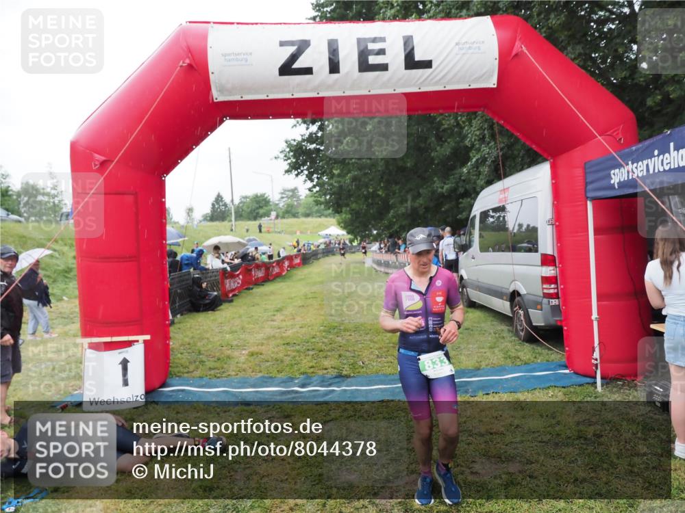 21.06.2025 - 27. Vierlanden-Triathlon MichiJ http://msf.ph/oto/8044378 15.06.2026 13:46:00 Ziel 833 meine-sportfotos.de