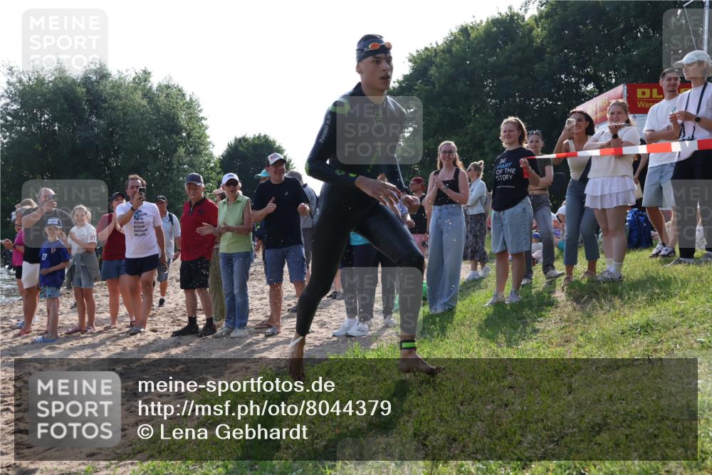 15.06.2025 - 27. Vierlanden-Triathlon Lena Gebhardt http://msf.ph/oto/8044379 15.06.2025 08:35:30 Schwimmen 6, 21, 47, 75, 85, 158 meine-sportfotos.de