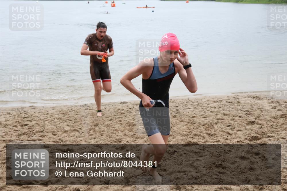 21.06.2025 - 27. Vierlanden-Triathlon Lena Gebhardt http://msf.ph/oto/8044381 15.06.2025 14:39:37 Schwimmen 1333, 1339 meine-sportfotos.de