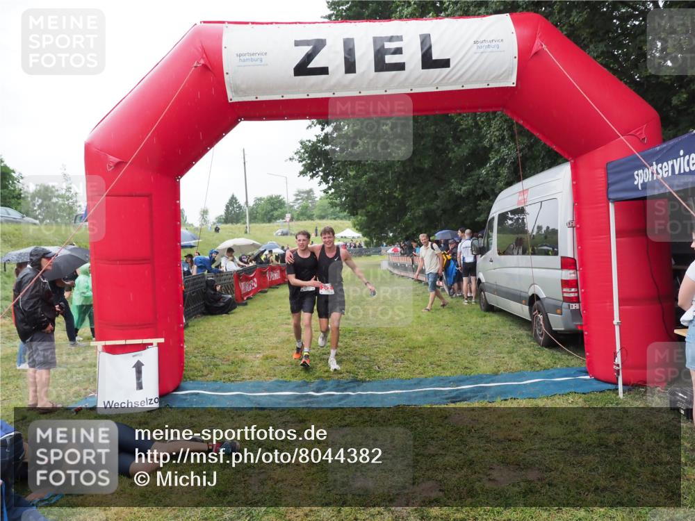 21.06.2025 - 27. Vierlanden-Triathlon MichiJ http://msf.ph/oto/8044382 15.06.2026 13:46:09 Ziel 237, 242 meine-sportfotos.de