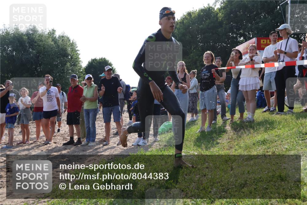 15.06.2025 - 27. Vierlanden-Triathlon Lena Gebhardt http://msf.ph/oto/8044383 15.06.2025 08:35:30 Schwimmen 6, 21, 47, 75, 85, 158 meine-sportfotos.de