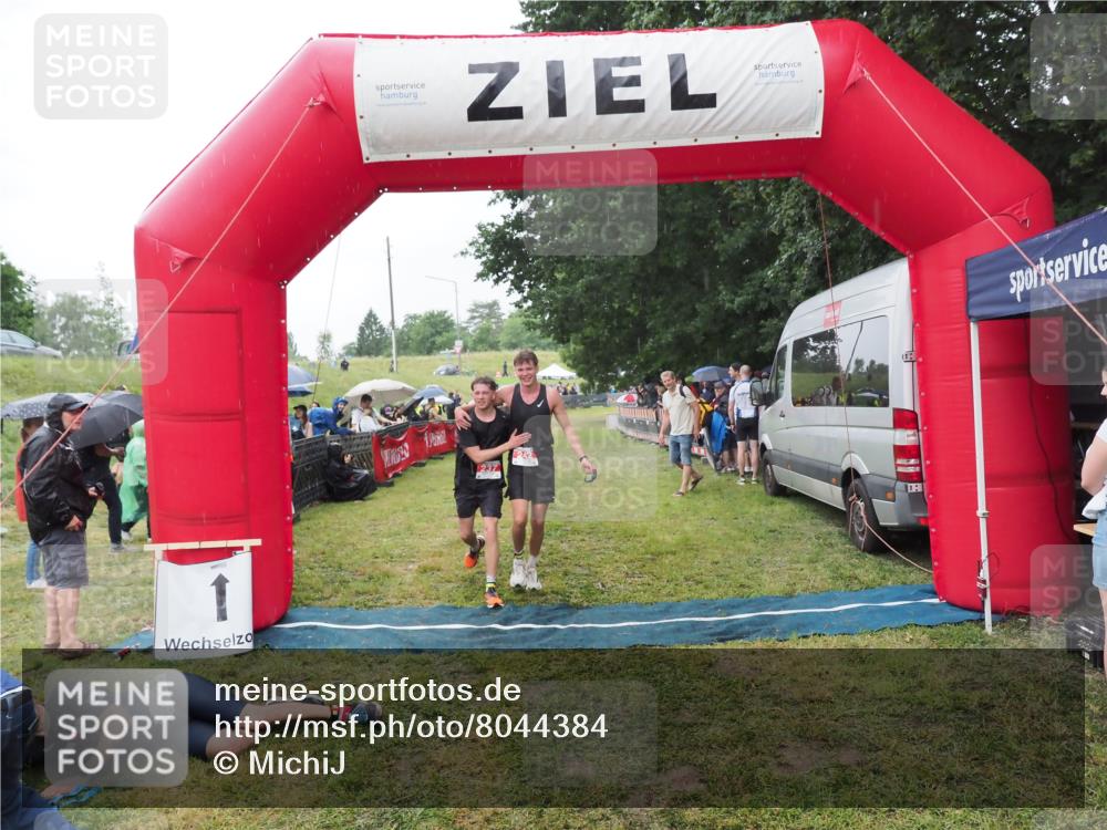 21.06.2025 - 27. Vierlanden-Triathlon MichiJ http://msf.ph/oto/8044384 15.06.2026 13:46:09 Ziel 237, 242 meine-sportfotos.de