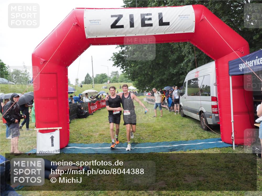 21.06.2025 - 27. Vierlanden-Triathlon MichiJ http://msf.ph/oto/8044388 15.06.2026 13:46:09 Ziel 237, 242 meine-sportfotos.de
