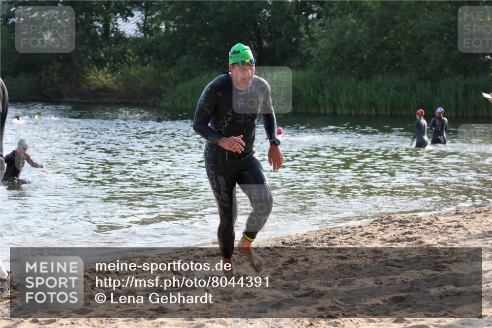 15.06.2025 - 27. Vierlanden-Triathlon Lena Gebhardt http://msf.ph/oto/8044391 15.06.2025 08:35:32 Schwimmen 6, 21, 47, 75, 85, 158 meine-sportfotos.de