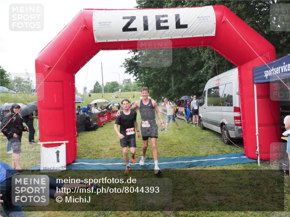 21.06.2025 - 27. Vierlanden-Triathlon MichiJ http://msf.ph/oto/8044393 15.06.2026 13:46:10 Ziel 237, 242 meine-sportfotos.de