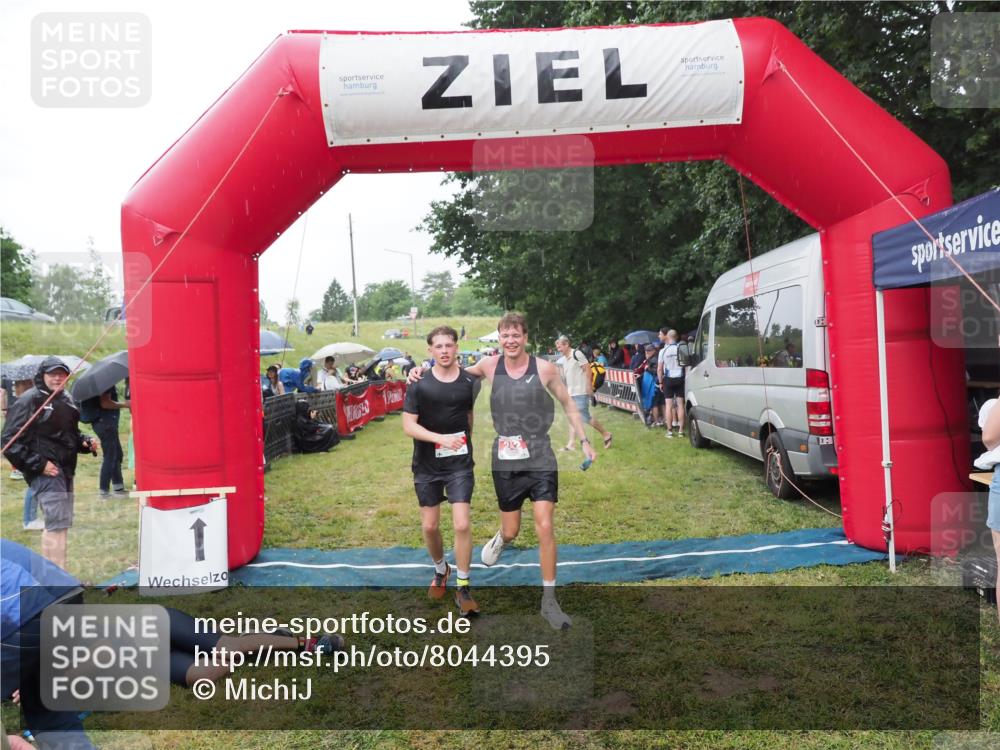 21.06.2025 - 27. Vierlanden-Triathlon MichiJ http://msf.ph/oto/8044395 15.06.2026 13:46:10 Ziel 237, 242 meine-sportfotos.de