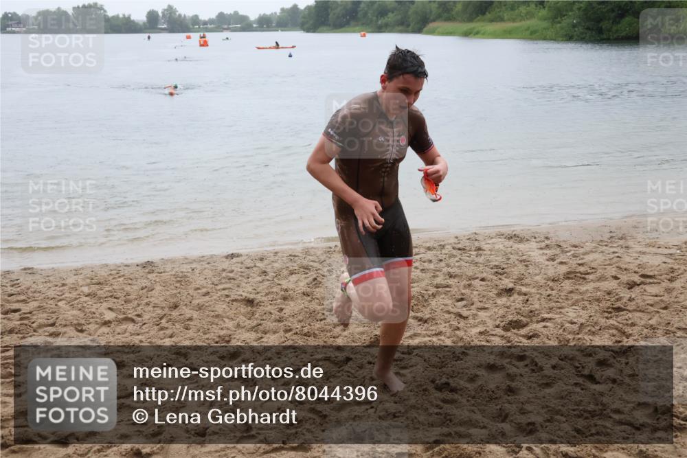 21.06.2025 - 27. Vierlanden-Triathlon Lena Gebhardt http://msf.ph/oto/8044396 15.06.2025 14:39:38 Schwimmen 1333, 1339 meine-sportfotos.de