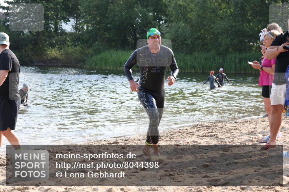 15.06.2025 - 27. Vierlanden-Triathlon Lena Gebhardt http://msf.ph/oto/8044398 15.06.2025 08:35:33 Schwimmen 6, 21, 47, 75, 85, 158 meine-sportfotos.de