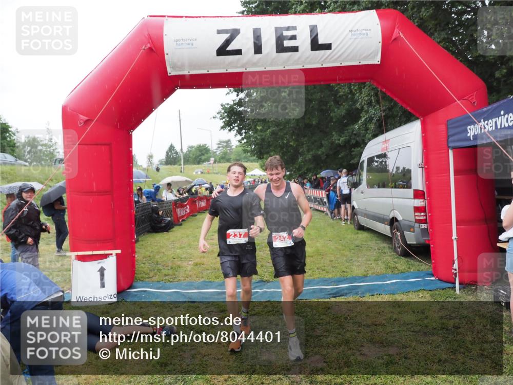 21.06.2025 - 27. Vierlanden-Triathlon MichiJ http://msf.ph/oto/8044401 15.06.2026 13:46:10 Ziel 237, 242 meine-sportfotos.de