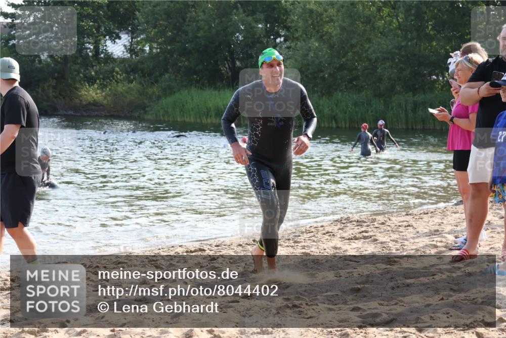 15.06.2025 - 27. Vierlanden-Triathlon Lena Gebhardt http://msf.ph/oto/8044402 15.06.2025 08:35:33 Schwimmen 6, 21, 47, 75, 85, 158 meine-sportfotos.de