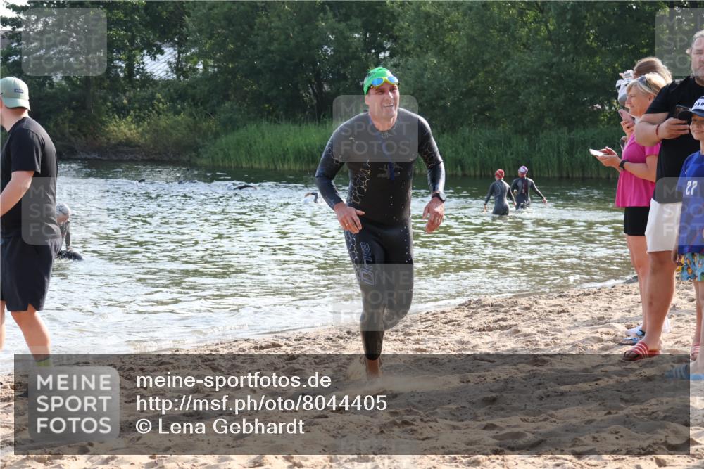 15.06.2025 - 27. Vierlanden-Triathlon Lena Gebhardt http://msf.ph/oto/8044405 15.06.2025 08:35:33 Schwimmen 6, 21, 47, 75, 85, 158 meine-sportfotos.de