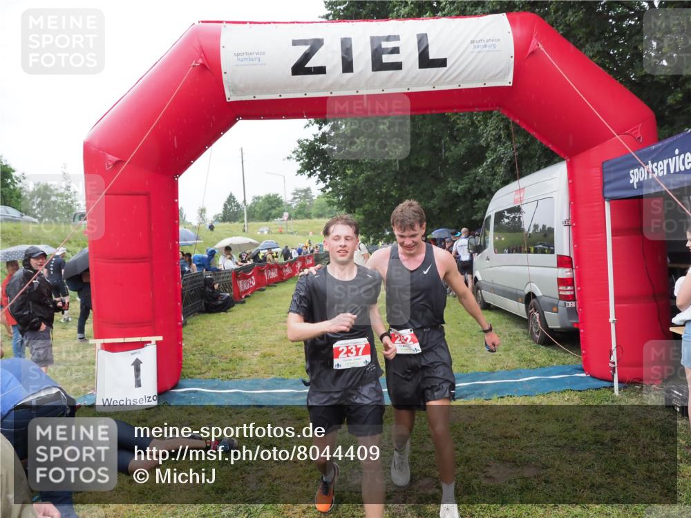 21.06.2025 - 27. Vierlanden-Triathlon MichiJ http://msf.ph/oto/8044409 15.06.2026 13:46:11 Ziel 237, 242 meine-sportfotos.de