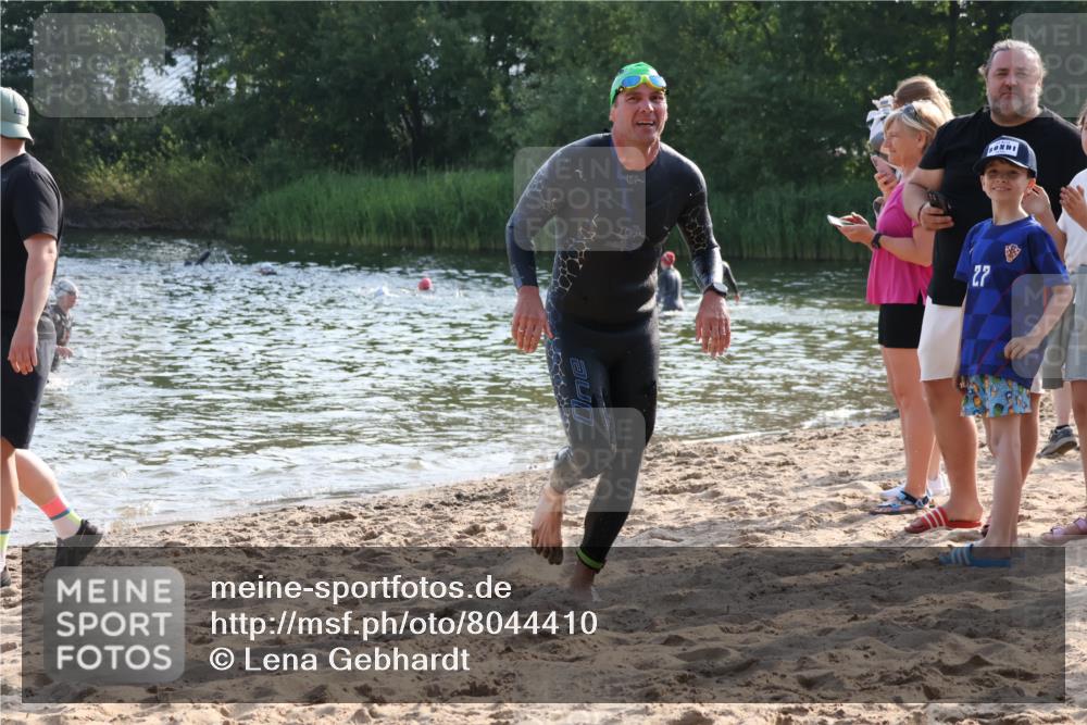 15.06.2025 - 27. Vierlanden-Triathlon Lena Gebhardt http://msf.ph/oto/8044410 15.06.2025 08:35:33 Schwimmen 6, 21, 47, 75, 85, 158 meine-sportfotos.de