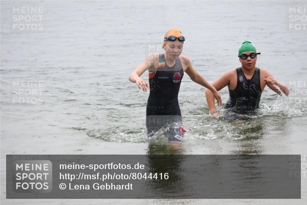 21.06.2025 - 27. Vierlanden-Triathlon Lena Gebhardt http://msf.ph/oto/8044416 15.06.2025 14:40:03 Schwimmen 1348, 1350 meine-sportfotos.de