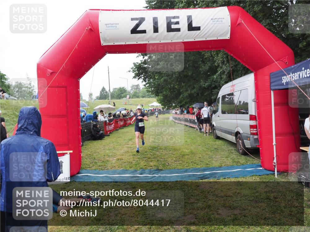 21.06.2025 - 27. Vierlanden-Triathlon MichiJ http://msf.ph/oto/8044417 15.06.2026 13:46:48 Ziel 919 meine-sportfotos.de