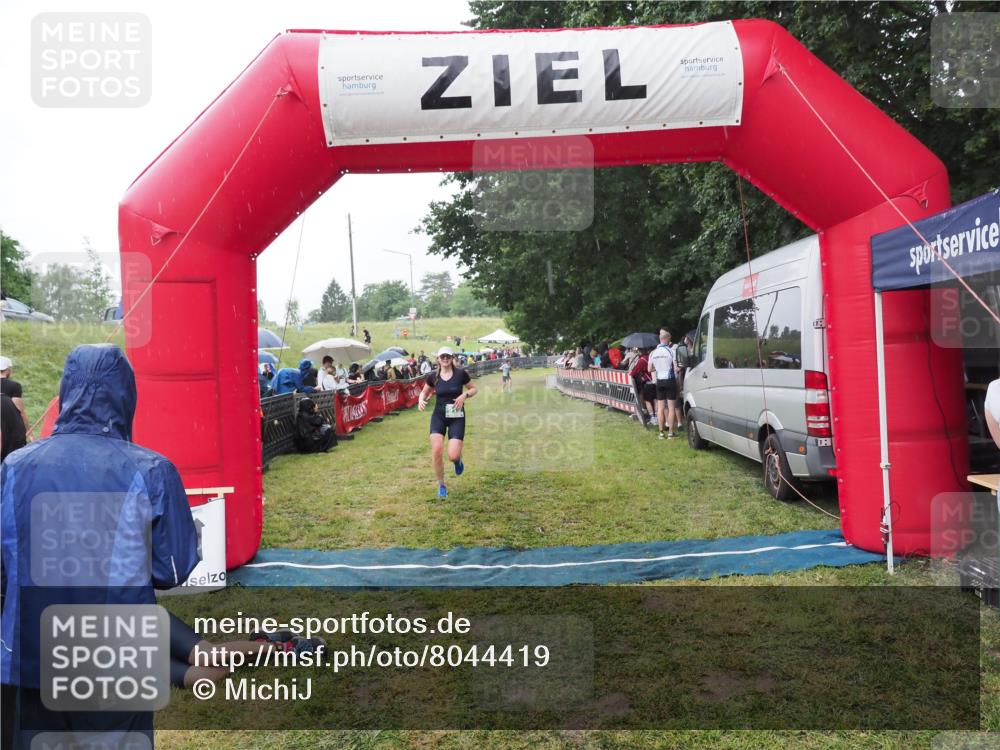 21.06.2025 - 27. Vierlanden-Triathlon MichiJ http://msf.ph/oto/8044419 15.06.2026 13:46:48 Ziel 919 meine-sportfotos.de