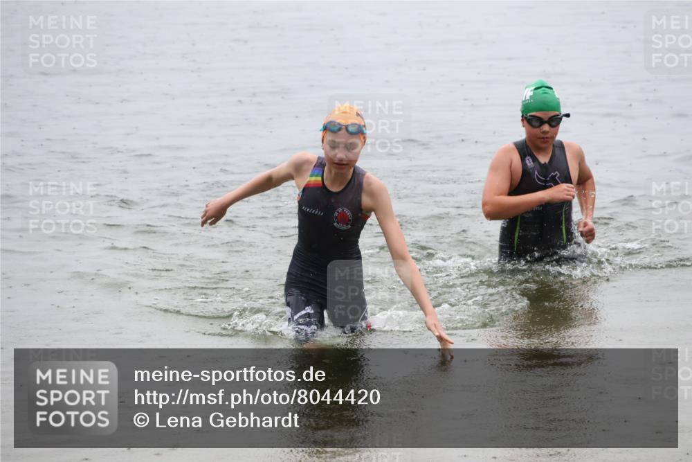 21.06.2025 - 27. Vierlanden-Triathlon Lena Gebhardt http://msf.ph/oto/8044420 15.06.2025 14:40:04 Schwimmen 1348, 1350 meine-sportfotos.de