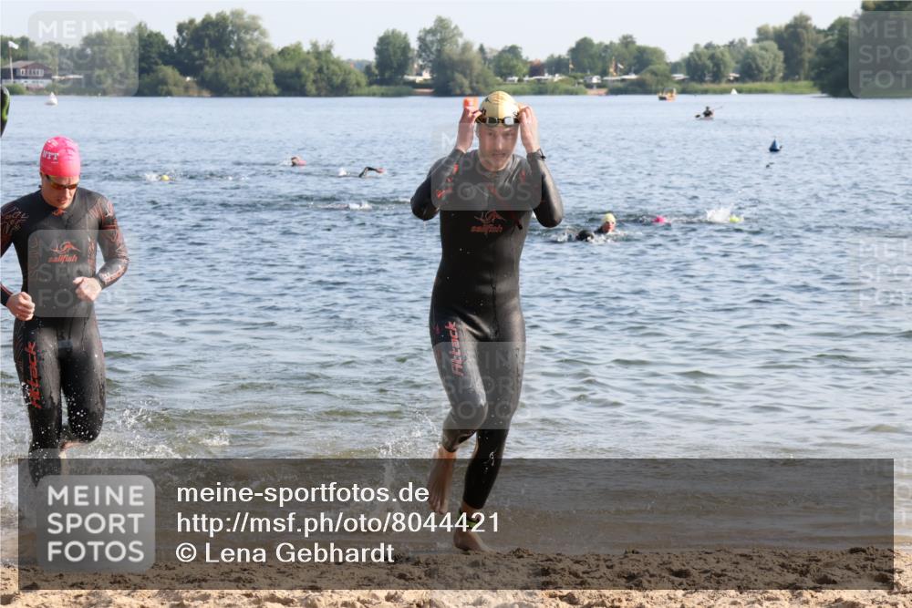 15.06.2025 - 27. Vierlanden-Triathlon Lena Gebhardt http://msf.ph/oto/8044421 15.06.2025 08:35:35 Schwimmen 6, 21, 47, 75, 85, 158 meine-sportfotos.de