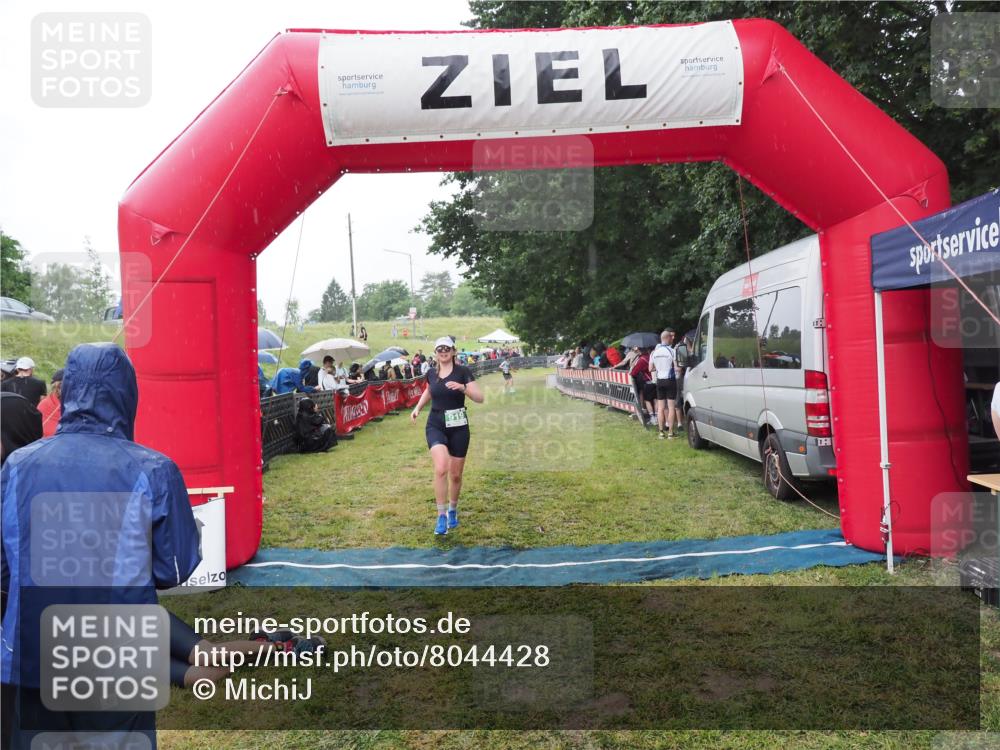 21.06.2025 - 27. Vierlanden-Triathlon MichiJ http://msf.ph/oto/8044428 15.06.2026 13:46:48 Ziel 919 meine-sportfotos.de