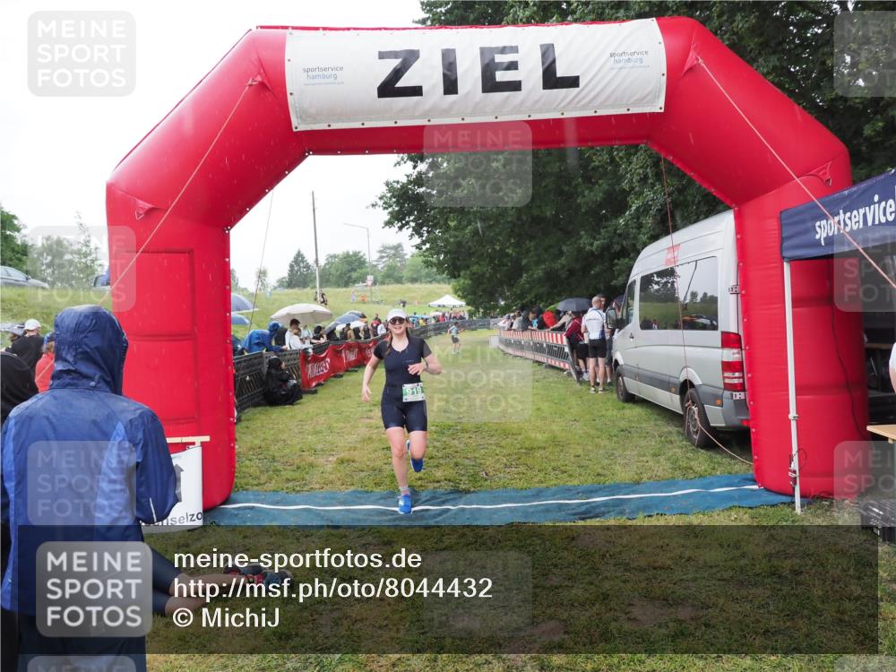 21.06.2025 - 27. Vierlanden-Triathlon MichiJ http://msf.ph/oto/8044432 15.06.2026 13:46:48 Ziel 919 meine-sportfotos.de