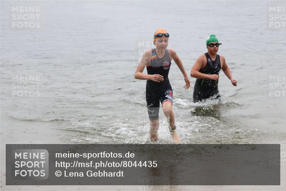 21.06.2025 - 27. Vierlanden-Triathlon Lena Gebhardt http://msf.ph/oto/8044435 15.06.2025 14:40:06 Schwimmen 1348, 1350 meine-sportfotos.de