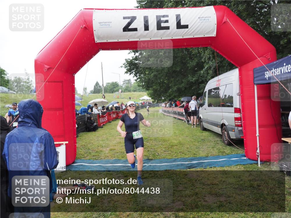 21.06.2025 - 27. Vierlanden-Triathlon MichiJ http://msf.ph/oto/8044438 15.06.2026 13:46:49 Ziel 919 meine-sportfotos.de