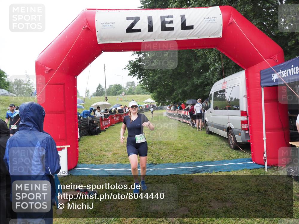 21.06.2025 - 27. Vierlanden-Triathlon MichiJ http://msf.ph/oto/8044440 15.06.2026 13:46:49 Ziel 919 meine-sportfotos.de