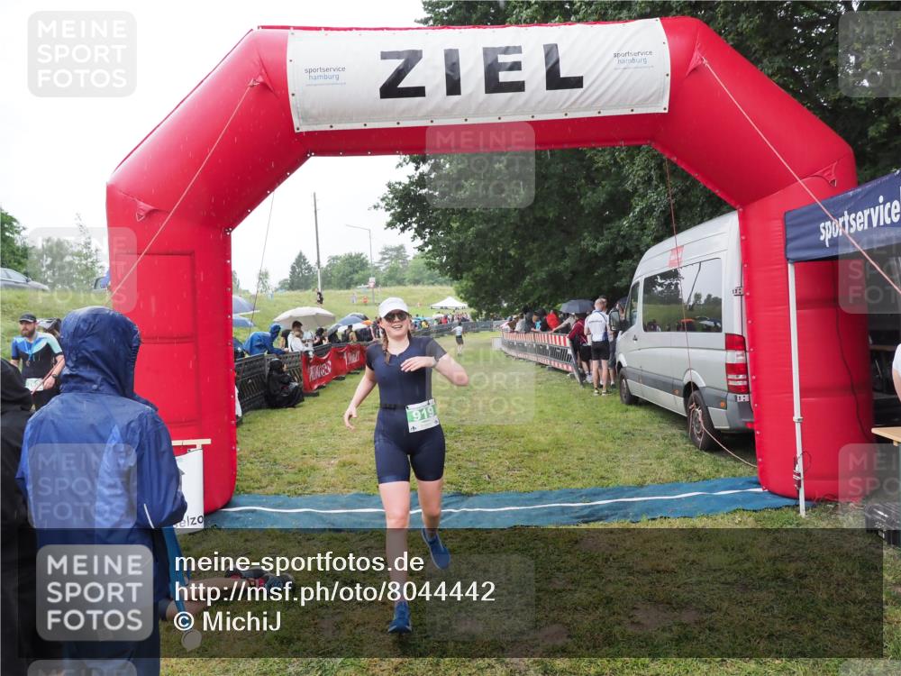 21.06.2025 - 27. Vierlanden-Triathlon MichiJ http://msf.ph/oto/8044442 15.06.2026 13:46:49 Ziel 919 meine-sportfotos.de