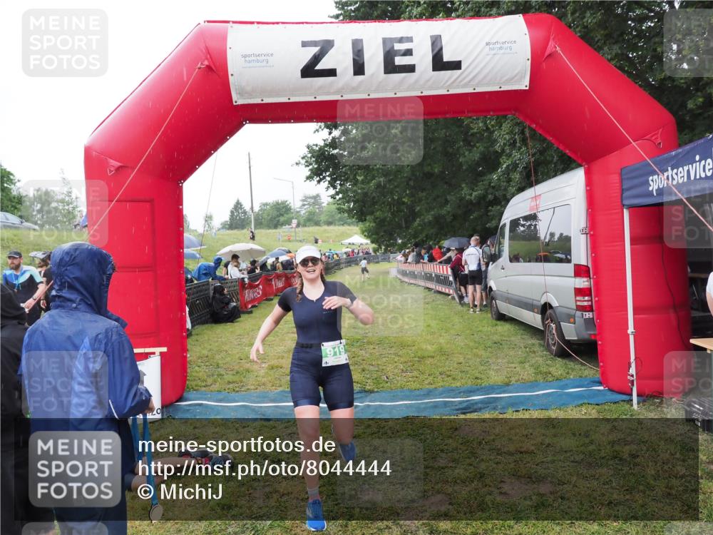 21.06.2025 - 27. Vierlanden-Triathlon MichiJ http://msf.ph/oto/8044444 15.06.2026 13:46:49 Ziel 919 meine-sportfotos.de