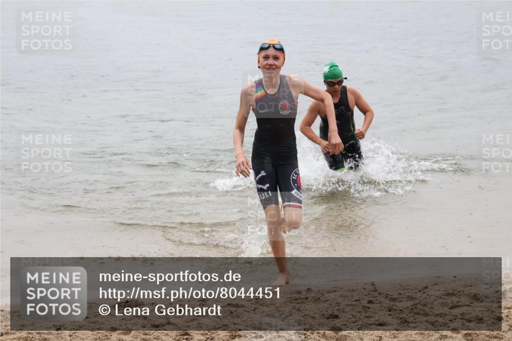 21.06.2025 - 27. Vierlanden-Triathlon Lena Gebhardt http://msf.ph/oto/8044451 15.06.2025 14:40:07 Schwimmen 1348, 1350 meine-sportfotos.de