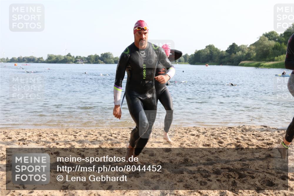 15.06.2025 - 27. Vierlanden-Triathlon Lena Gebhardt http://msf.ph/oto/8044452 15.06.2025 08:35:37 Schwimmen 6, 21, 47, 75, 85, 158 meine-sportfotos.de