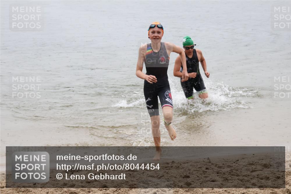 21.06.2025 - 27. Vierlanden-Triathlon Lena Gebhardt http://msf.ph/oto/8044454 15.06.2025 14:40:07 Schwimmen 1348, 1350 meine-sportfotos.de
