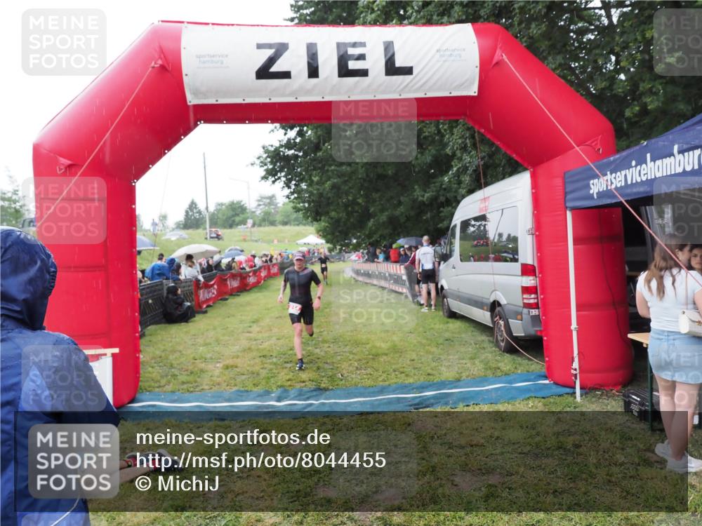 21.06.2025 - 27. Vierlanden-Triathlon MichiJ http://msf.ph/oto/8044455 15.06.2026 13:47:10 Ziel 214 meine-sportfotos.de