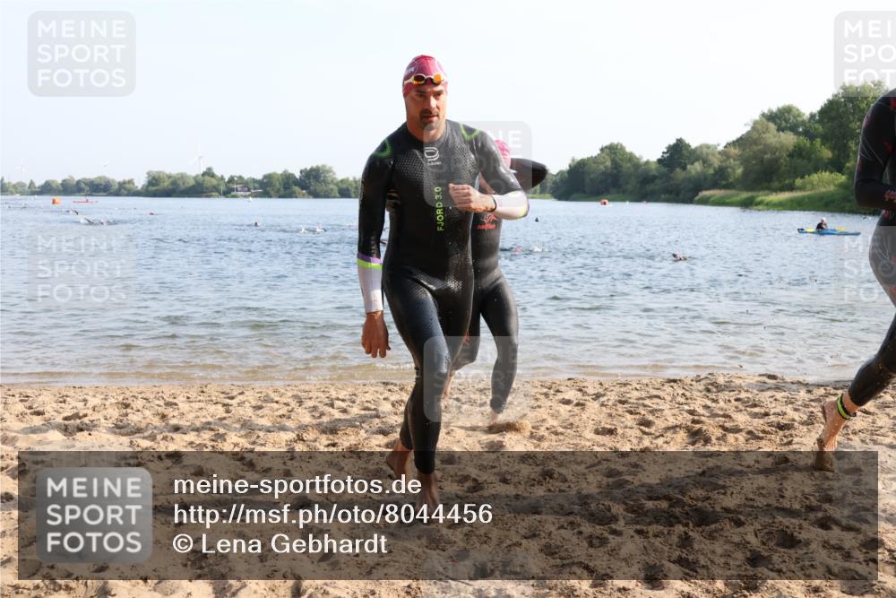 15.06.2025 - 27. Vierlanden-Triathlon Lena Gebhardt http://msf.ph/oto/8044456 15.06.2025 08:35:37 Schwimmen 6, 21, 47, 75, 85, 158 meine-sportfotos.de