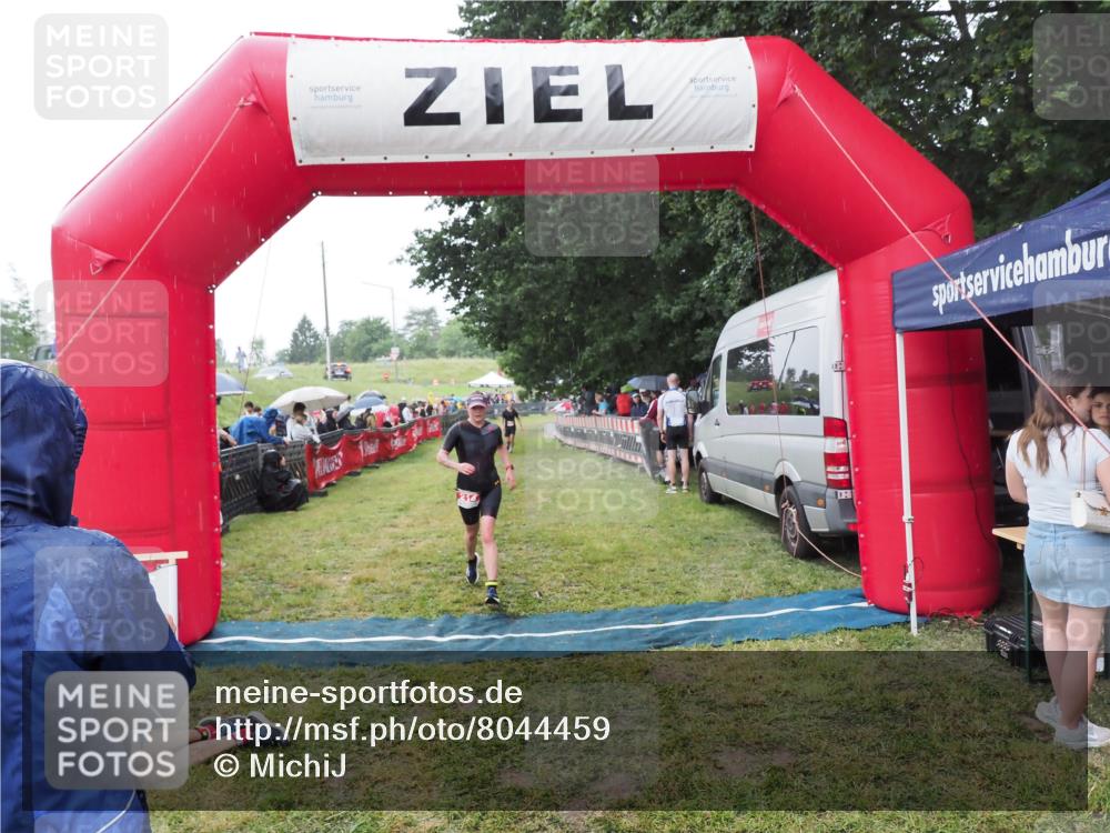21.06.2025 - 27. Vierlanden-Triathlon MichiJ http://msf.ph/oto/8044459 15.06.2026 13:47:10 Ziel 214 meine-sportfotos.de