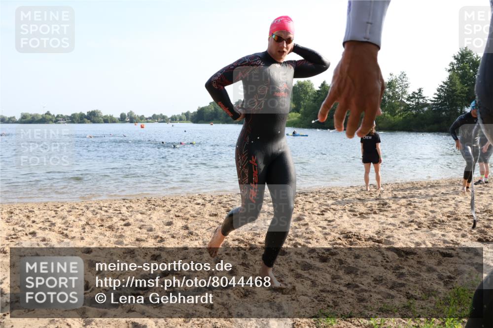 15.06.2025 - 27. Vierlanden-Triathlon Lena Gebhardt http://msf.ph/oto/8044468 15.06.2025 08:35:38 Schwimmen 6, 21, 75, 85, 158 meine-sportfotos.de