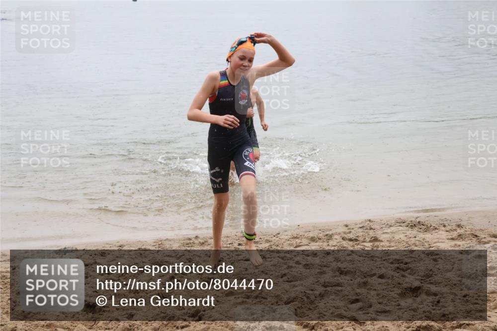 21.06.2025 - 27. Vierlanden-Triathlon Lena Gebhardt http://msf.ph/oto/8044470 15.06.2025 14:40:08 Schwimmen 1348, 1350 meine-sportfotos.de